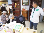 1. Fractieleider D66 Frans Jansen  met taart in het DOP